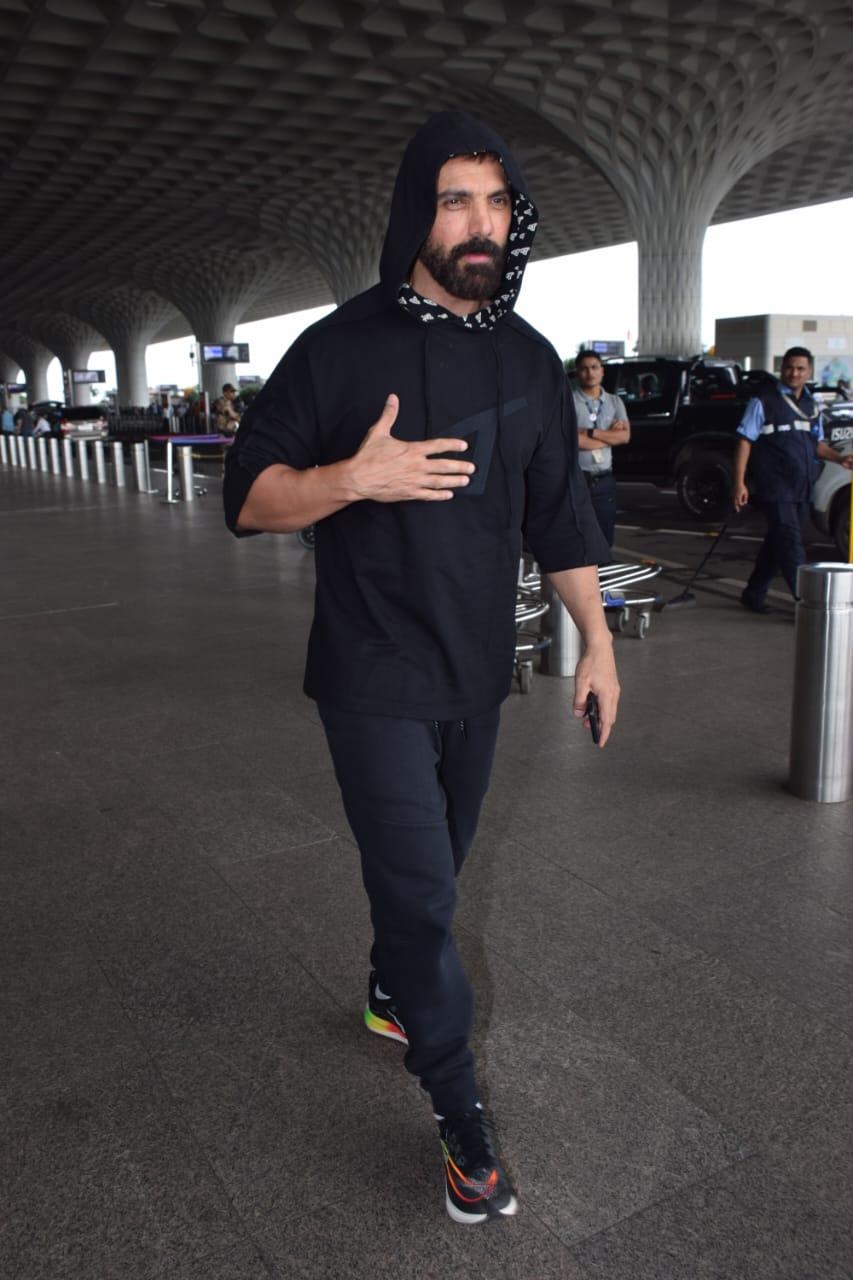 Today, we were fortunate to spot the esteemed actor John Abraham at the airport. It was a rare sighting that piqued our interest. John effortlessly pulled off a comfortable casual look that perfectly suited this season's style and ambiance. His choice of attire was both fashionable and appropriate, showcasing his inherent sense of style.